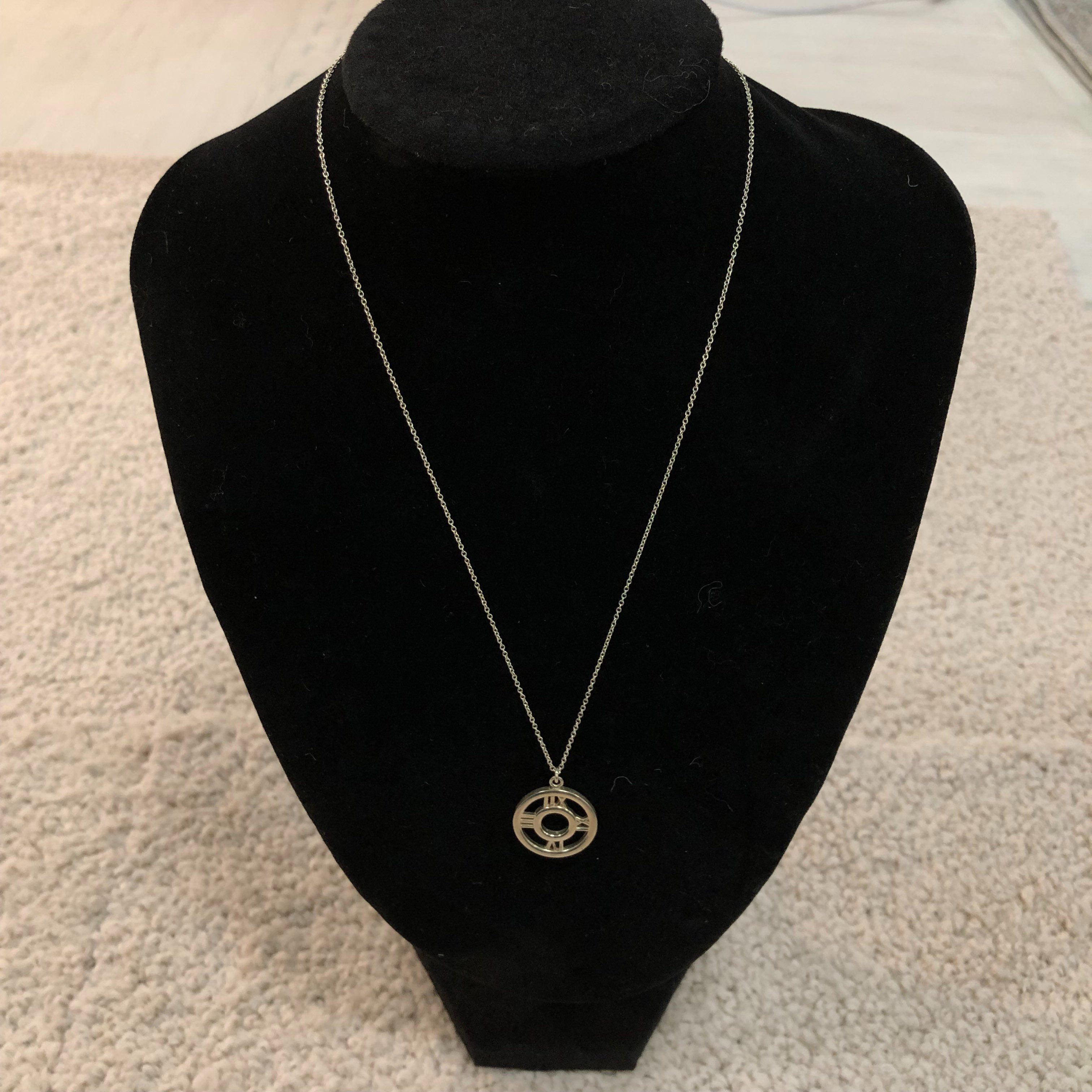 ティファニー アトラス オープンメダリオンネックレス