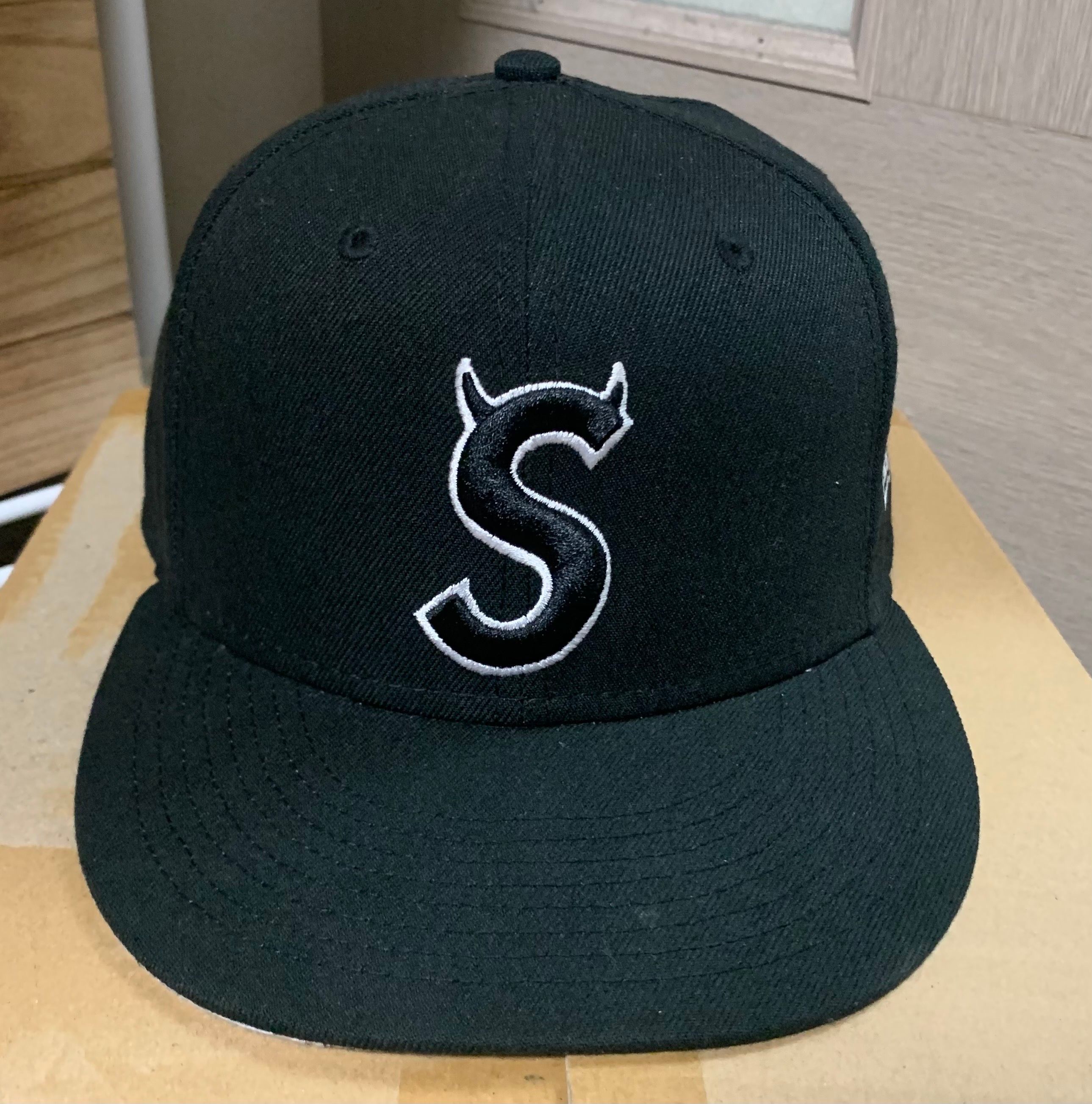 Supreme S Logo New Era "Black" (22FW)