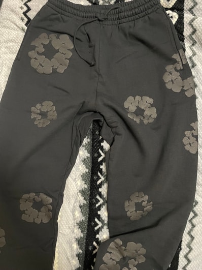 DENIM TEARS Mono Wreath Sweatpants "Black"