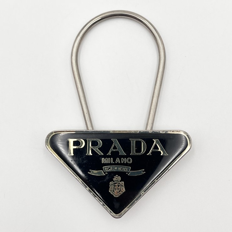 PRADA(プラダ)トライアングルロゴ キーホルダー バッグチャーム ブラック メタル シルバー M285【中古】