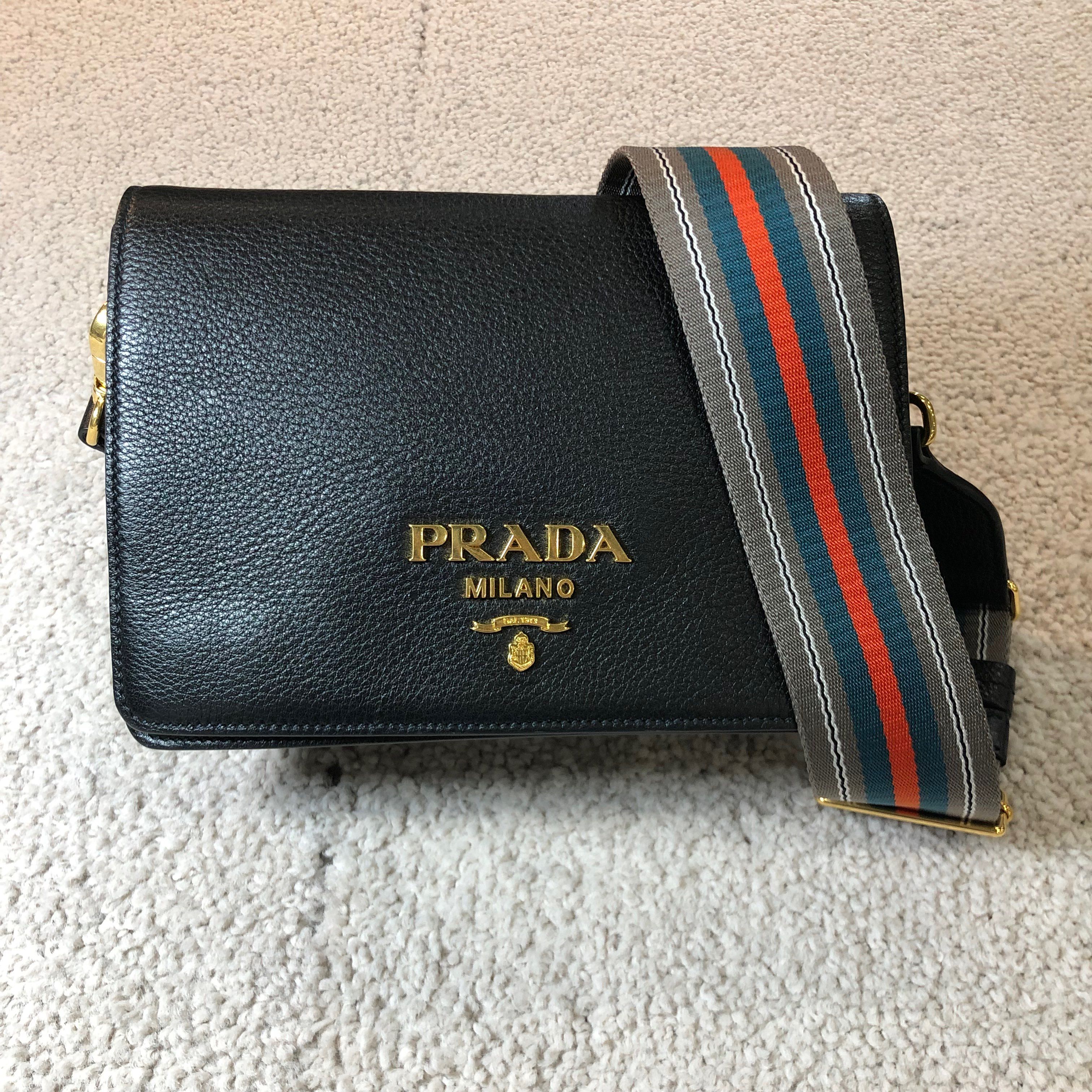 プラダ レザーショルダーバッグ