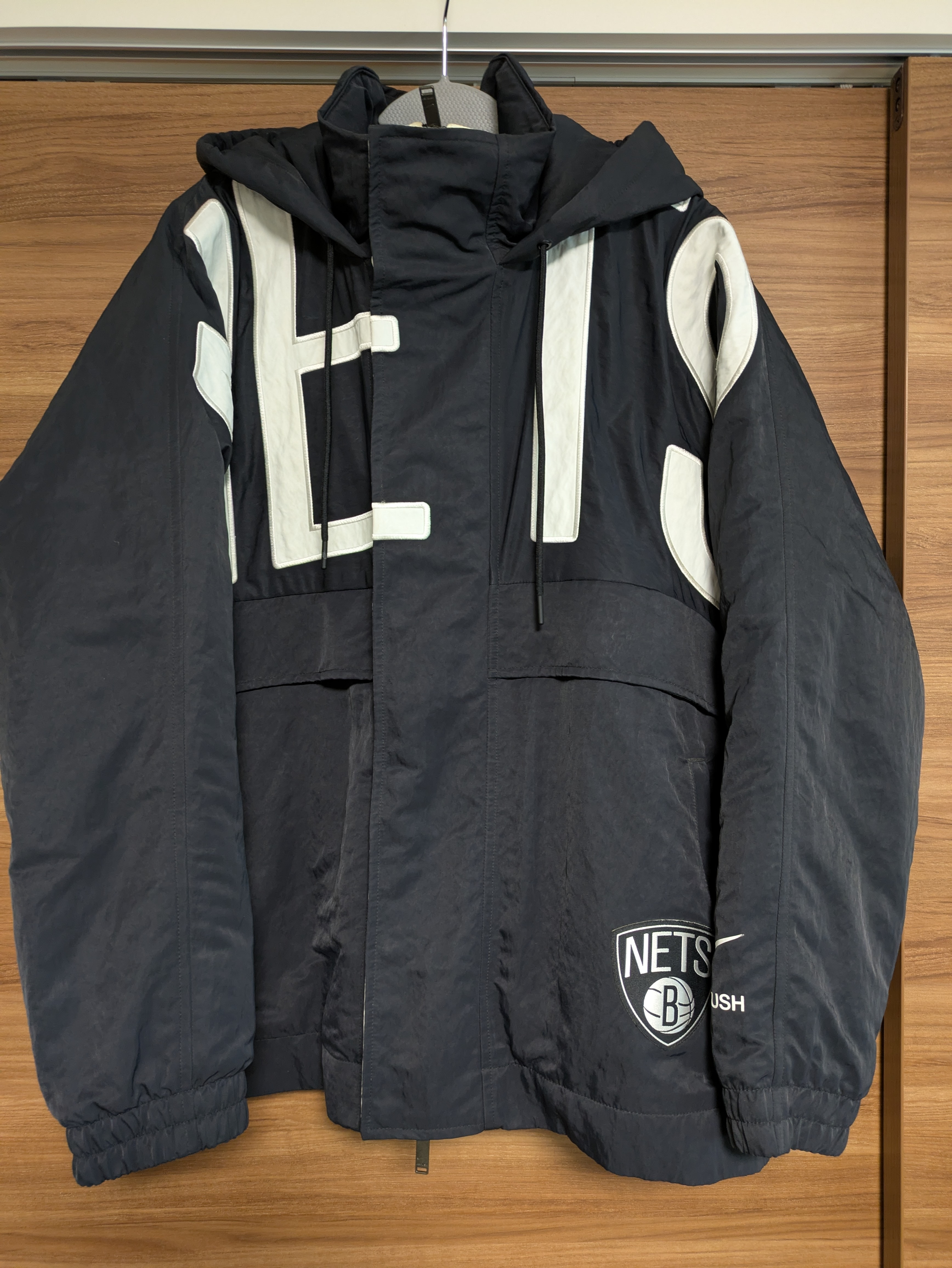 ナイキ × アンブッシュ NBA コレクション ネッツ ジャケット "ブラック"