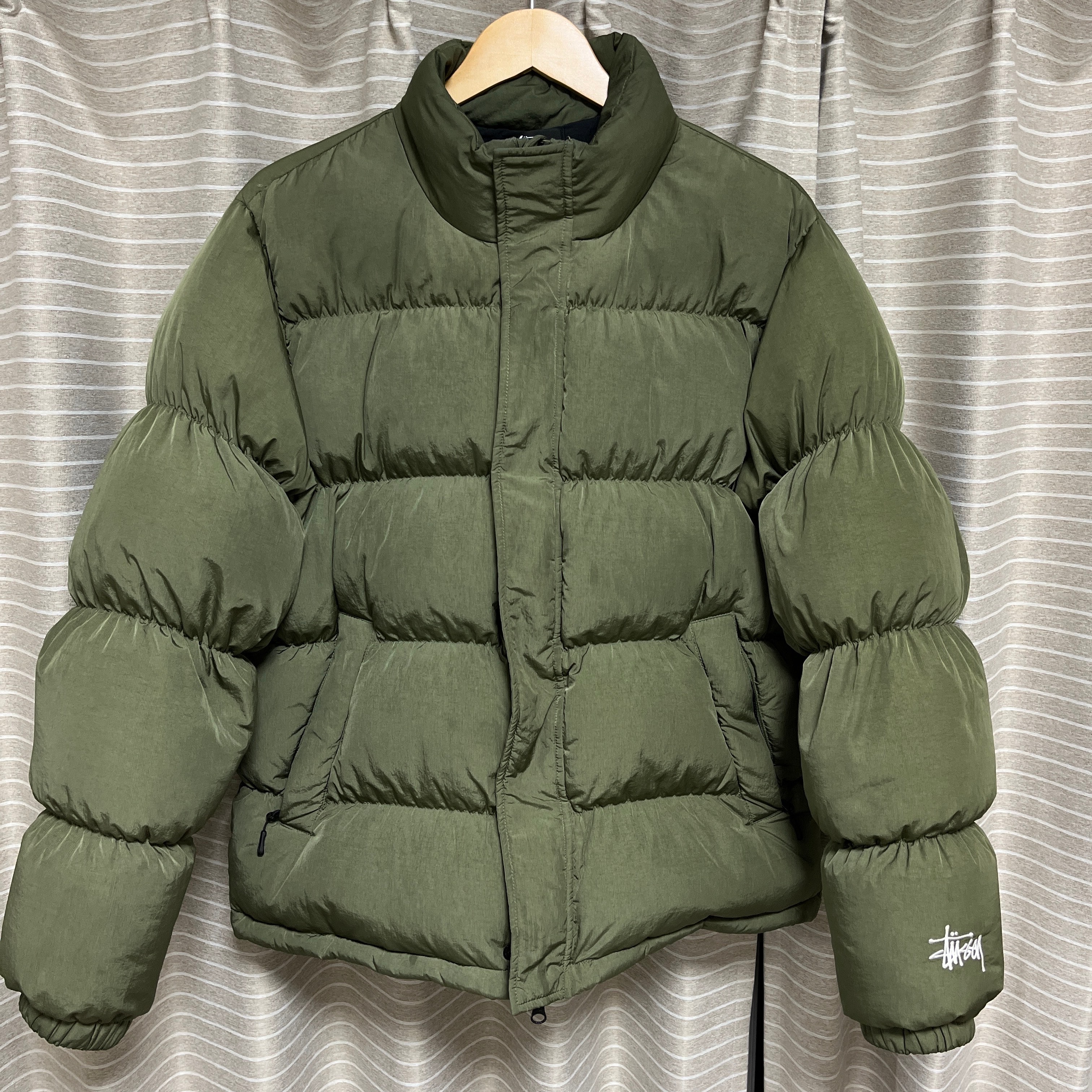 ステューシー リップストップ ダウン パファー ジャケット "オリーブ"