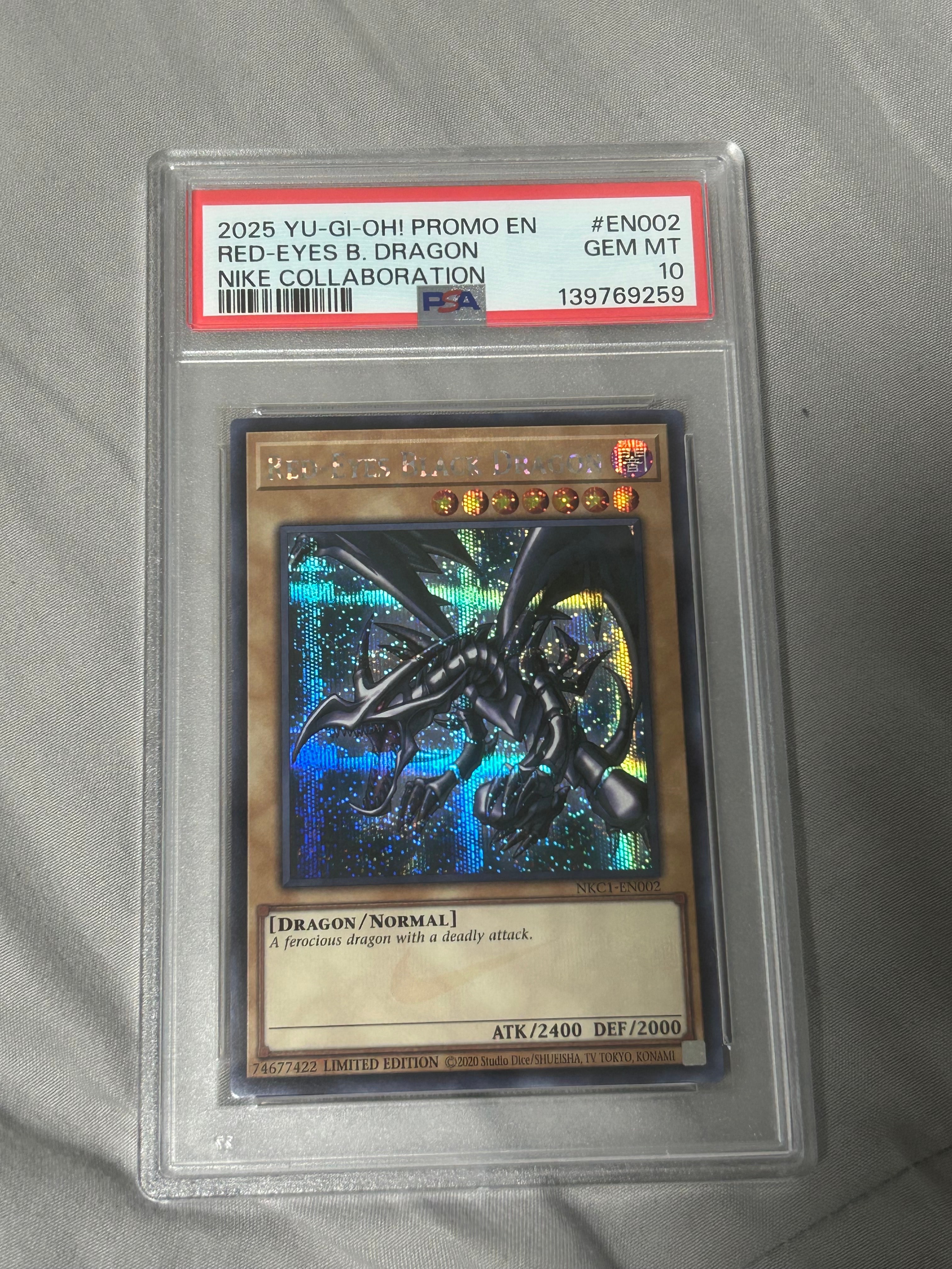 真紅眼の黒竜 SE [NKC1-EN002](遊戯王 x ナイキ エアーマックス 95 QS エアーマッスル House of Duel - 童実野町決闘遊戯館 限定プロモ) 