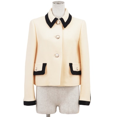 【極美品】Miu Miu ミュウ ミュウ ジャケット サイズ 40 レディース 2018年製 ライトメルトン ショートレングス フェイクパール × クリスタルビジュー ボタン バージンウール100% 短丈 アウター タグ・ボタン付属 アイボリー ネイビー 紺