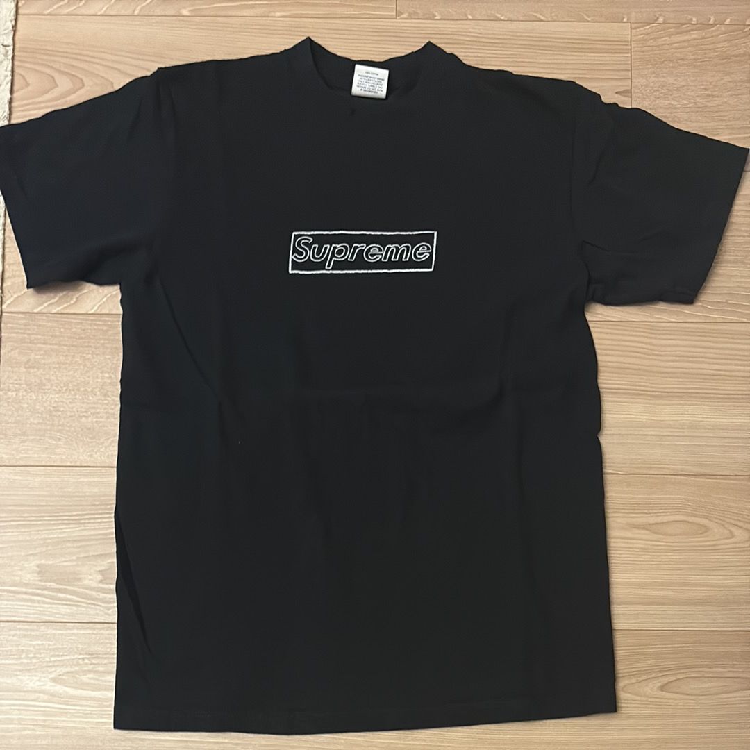 シュプリーム カウズ チョーク ロゴ Tシャツ "ブラック"