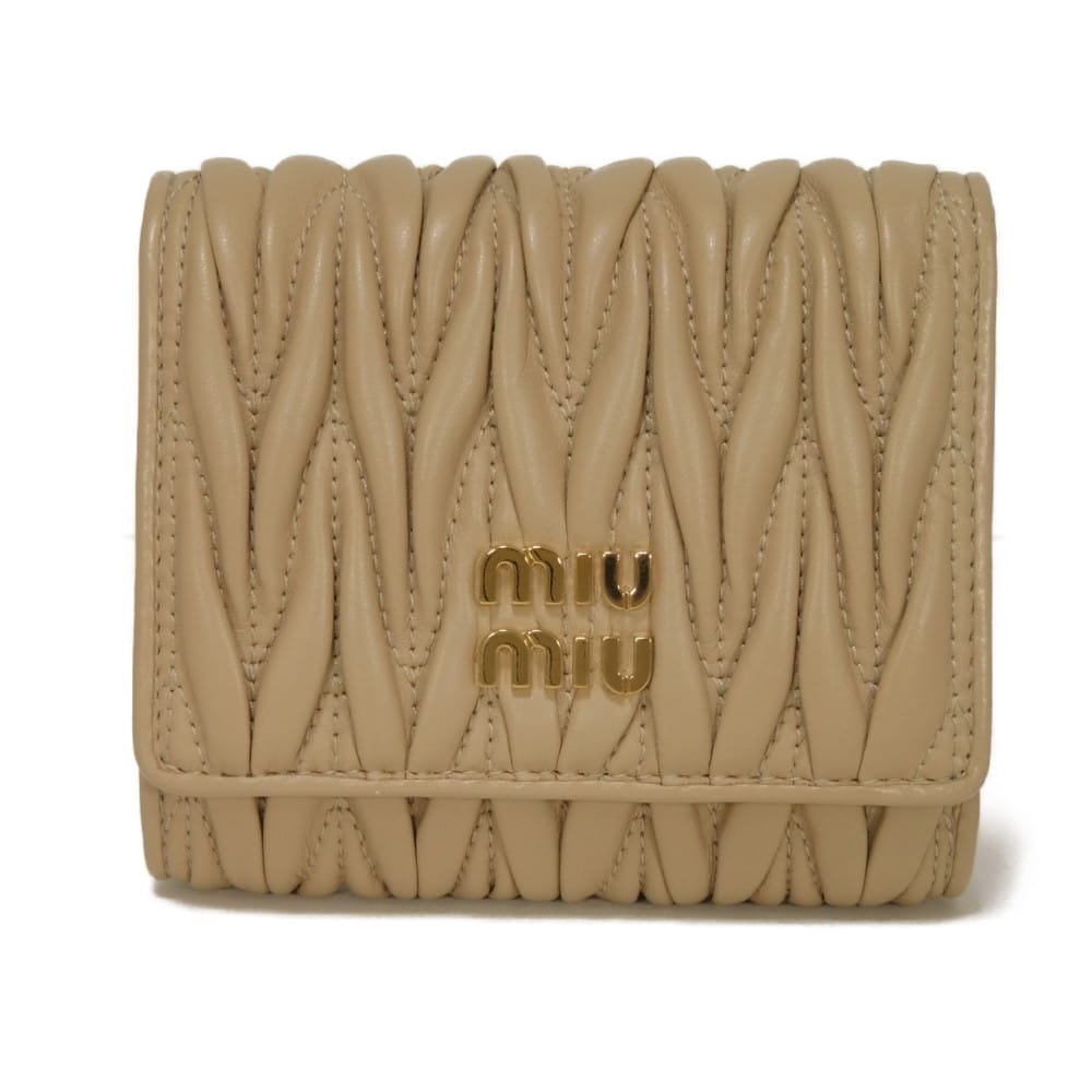 MIUMIU ミュウミュウ マテラッセ コンパクト ウォレット 現行 ギャザー トリフォールド ベージュ RFID ICチップ 札入れ カードケース コインケース 美品 ロゴ メタル ソイグリーン 三つ折り財布 5MH033 AFPP F0K57