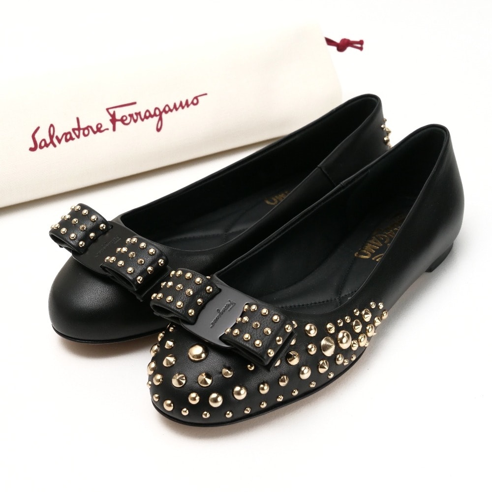 ■美品■Salvatore Ferragamo サルヴァトーレフェラガモ Varina ヴァリナ パンプス サイズ5 D ヴァラリボン スタッズ フラットシューズ ブランド古着【中古】20260515/RA9353