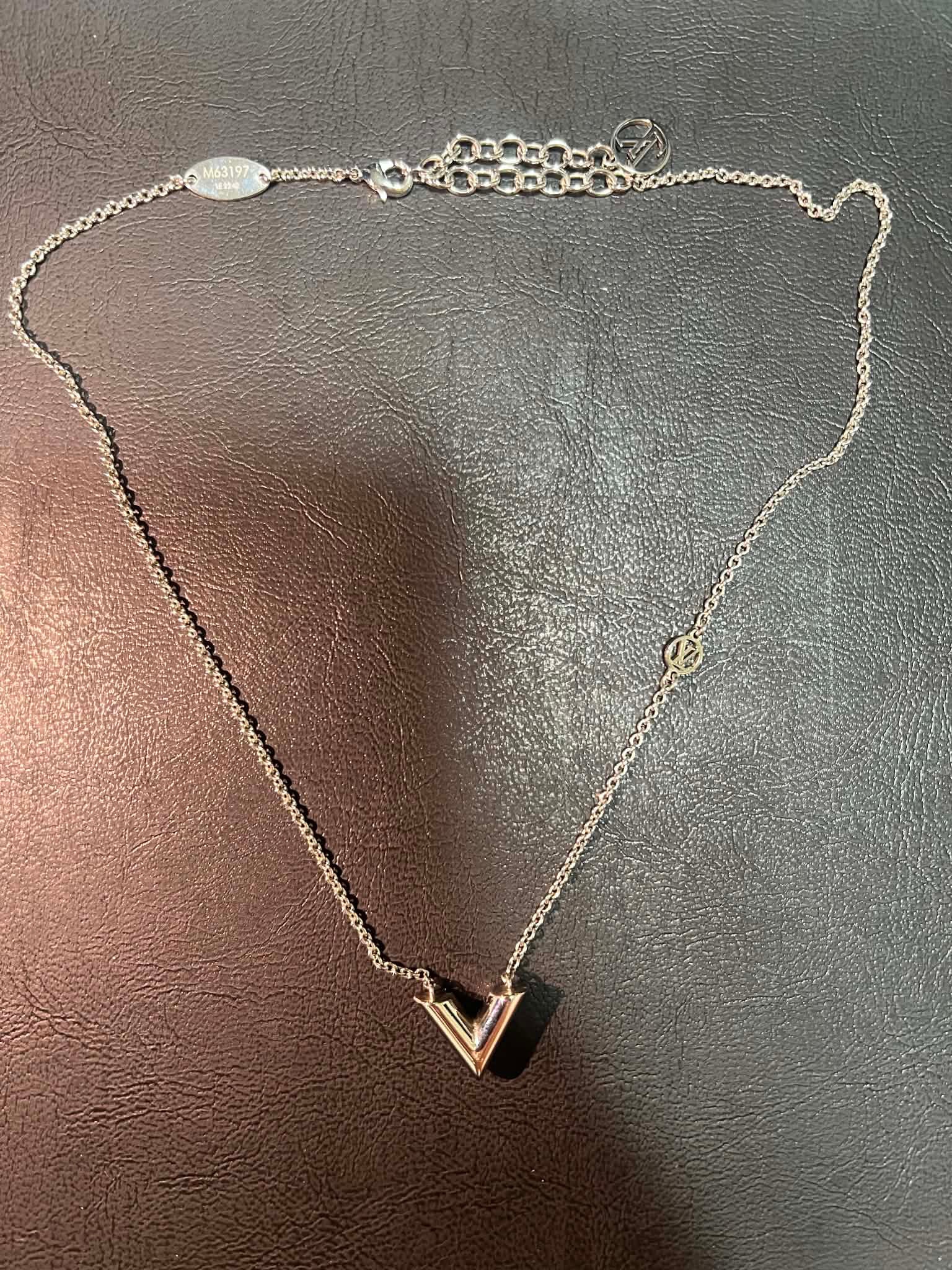 Louis Vuitton Essential V Supple Necklace "Silver"