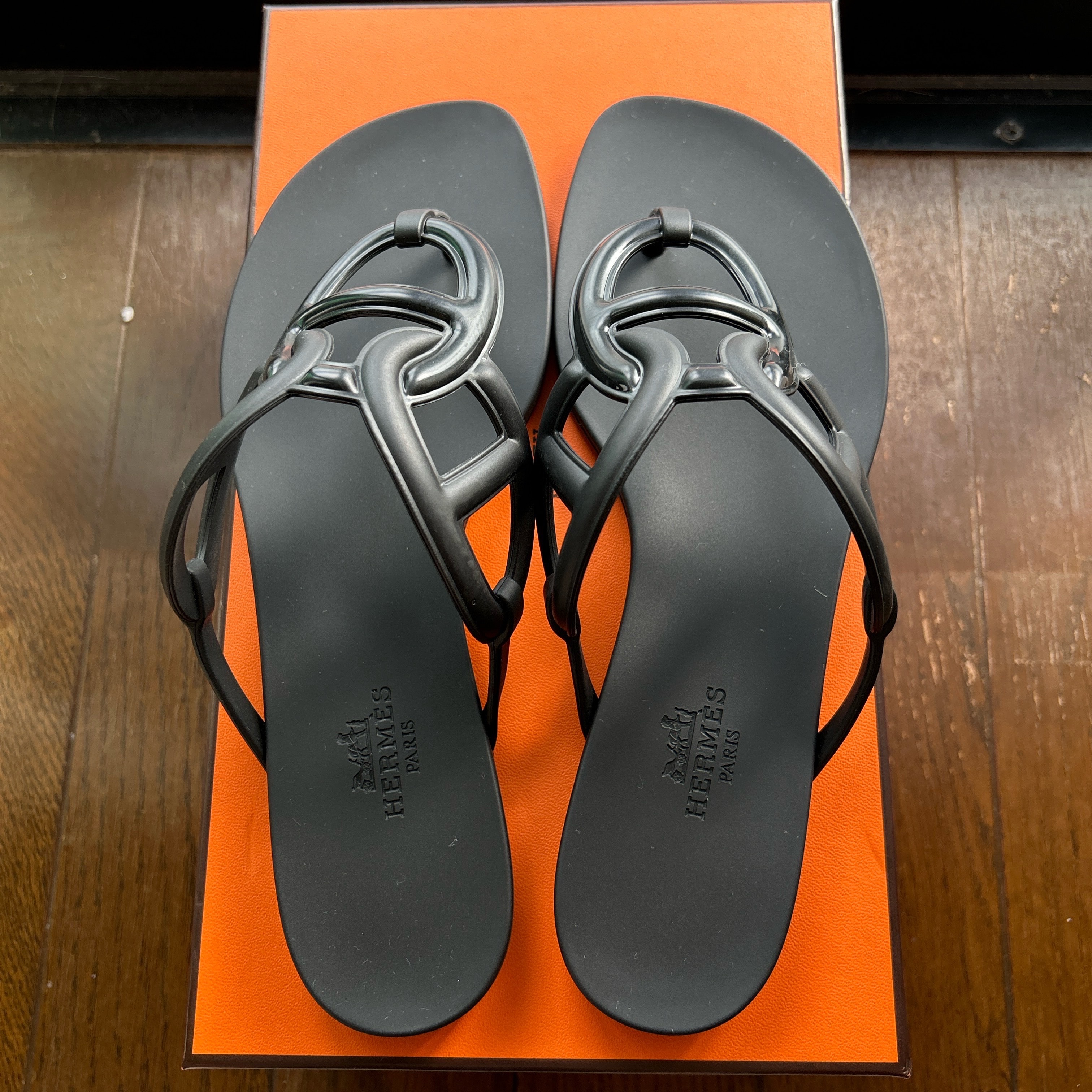 エルメス エジェリ サンダル "ノワール" H221001Z 02370