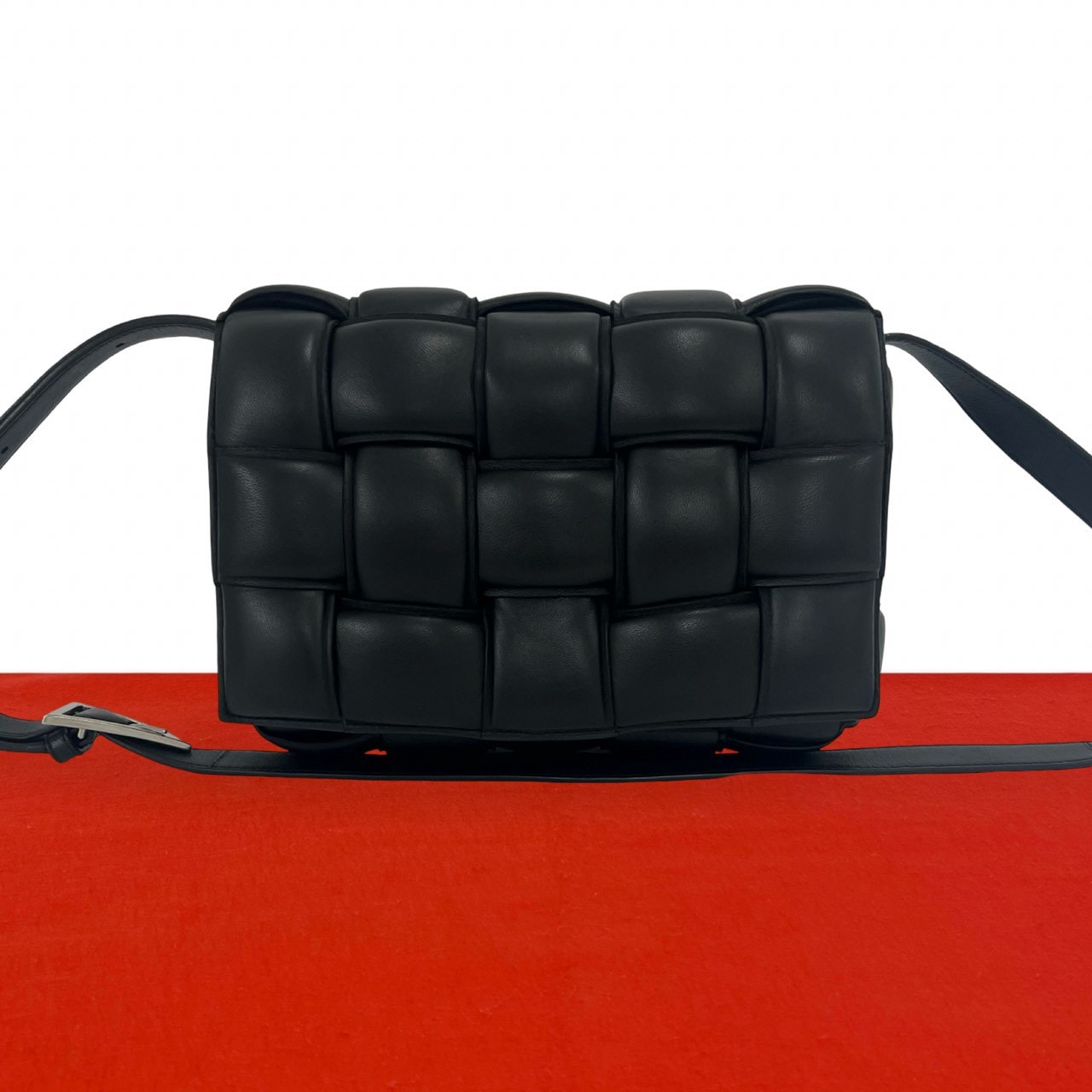 BOTTEGA VENETA ボッテガヴェネタ パデッドカセット レザー ショルダーバッグ ブラック
323-1
