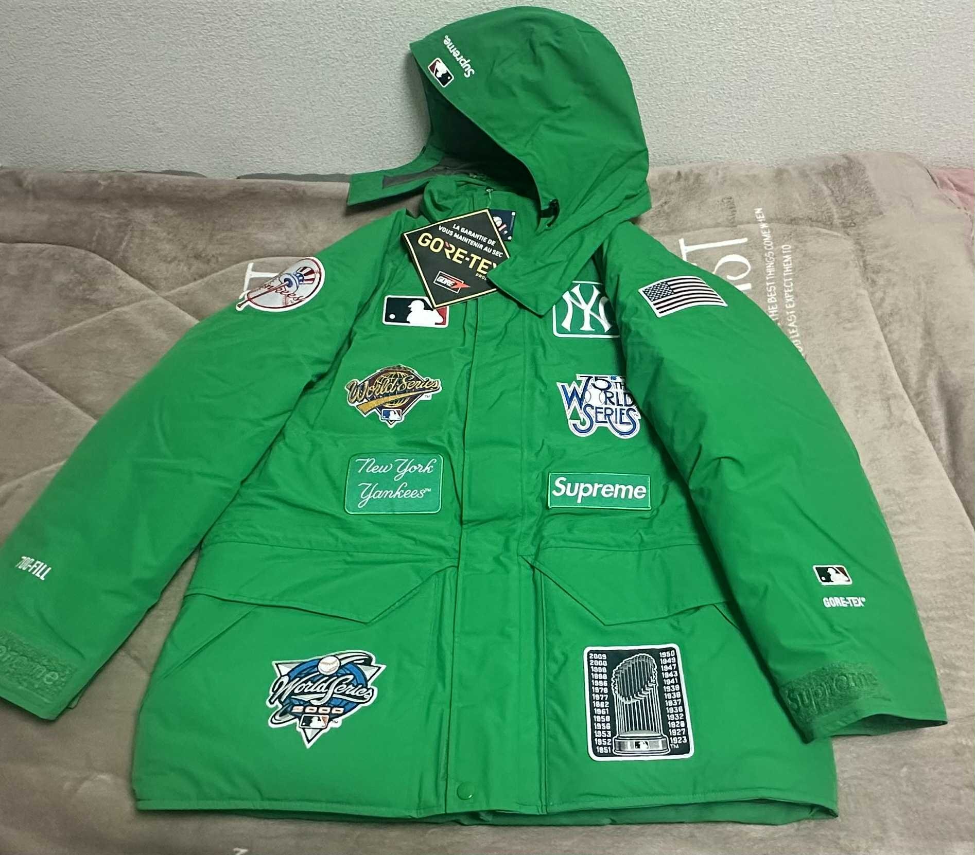 シュプリーム ニューヨーク ヤンキース ゴアテックス 700-フィル ダウン ジャケット "グリーン"