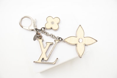 ルイヴィトン エピ ビジューサック フルール ドゥ キーリング M65085