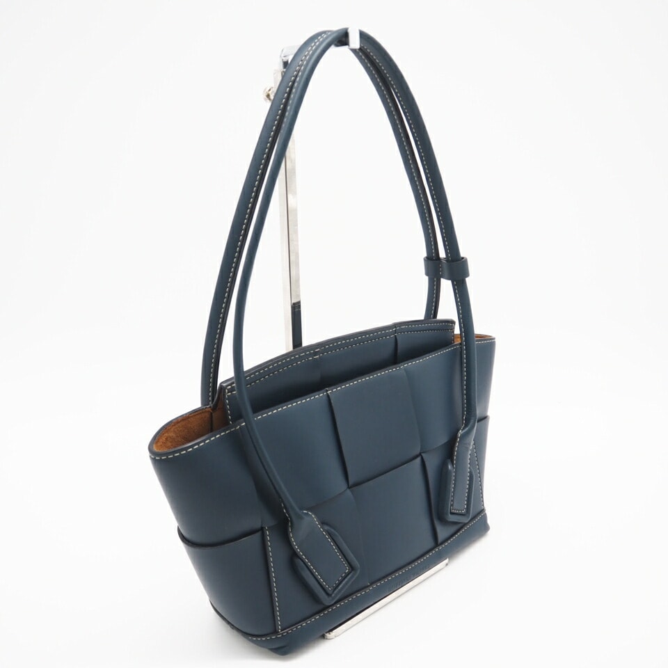 美品 BOTTEGAVENETA ボッテガヴェネタ マキシイントレチャート スモール アルコ トートバッグ 575943 ハンドバッグ ネイビー カーフレザー レディース