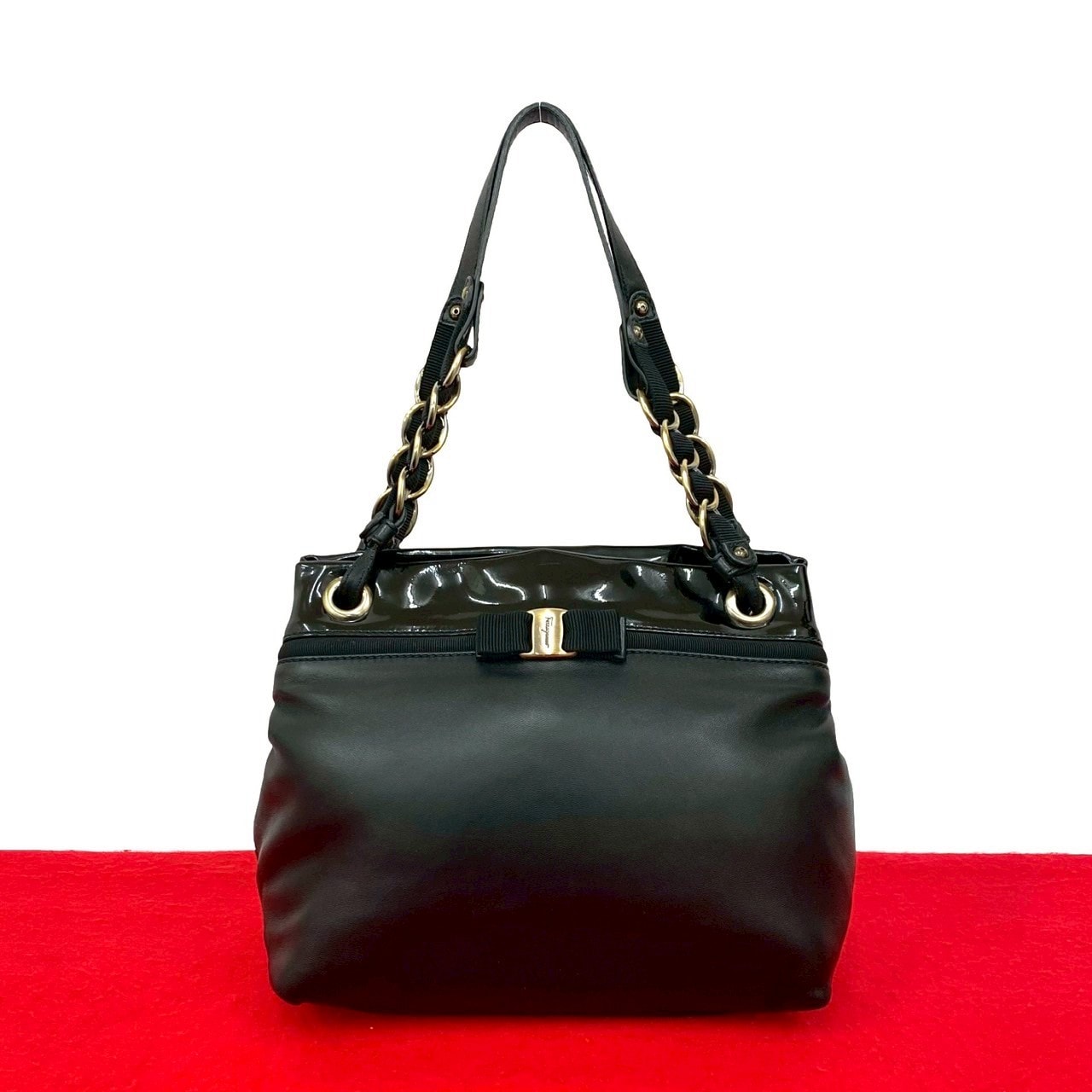 Salvatore Ferragamo サルヴァトーレフェラガモ ヴァラリボン 金具 パテントレザー レザー トートバッグ ブラック
 00899