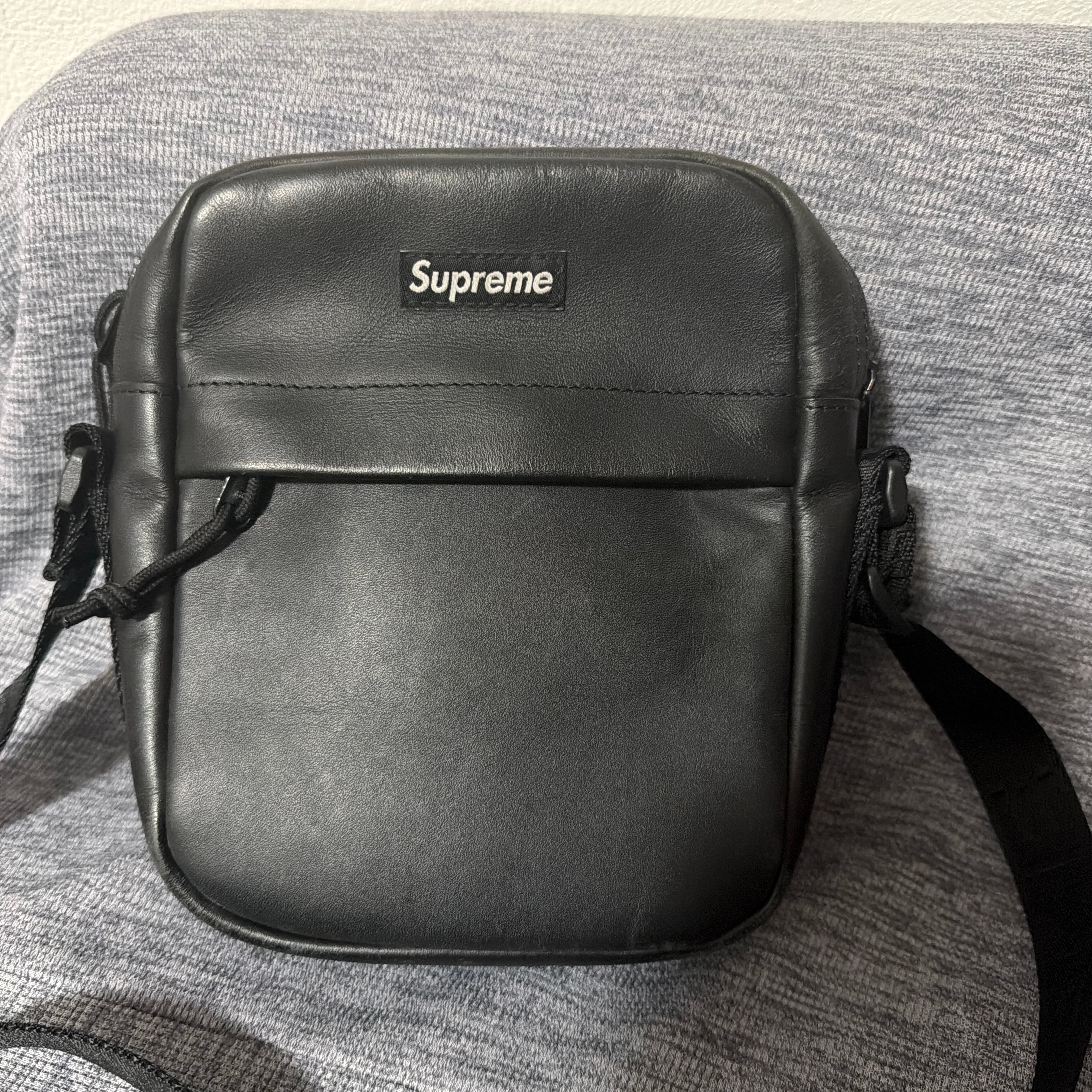 シュプリーム レザー ショルダー バッグ "ブラック" (23FW)