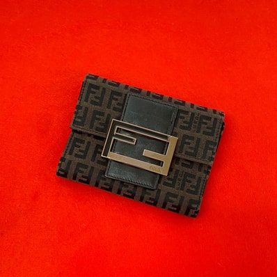FENDI フェンディ ズッキーノ FF 柄 ロゴ 金具 キャンバス レザー 三つ折り財布 ブラウン
20681