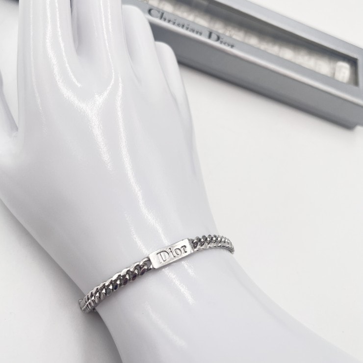 Christian Dior(クリスチャンディオール) ブレスレット ロゴプレート チェーン シルバーカラー 全長18.5cm 箱付き【中古】
