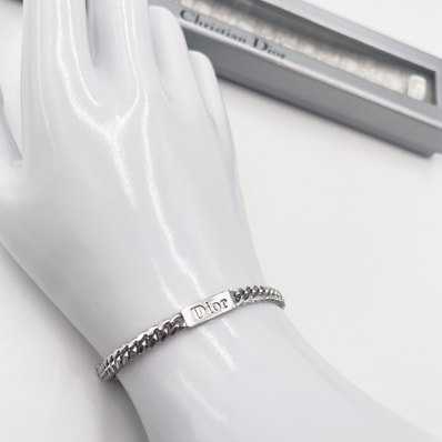 Christian Dior(クリスチャンディオール) ブレスレット ロゴプレート チェーン シルバーカラー 全長18.5cm 箱付き【中古】