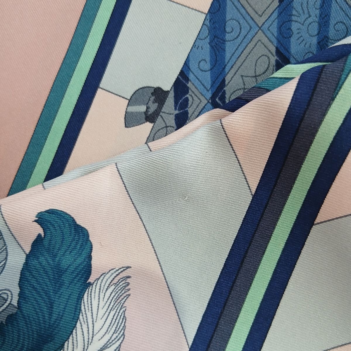 美品❣️HERMES カレ90ピンク【CHOCS EN PLUMES】羽織の激突 C (やや傷や汚れあり)】HERMES エルメス カレ90 羽飾りの激突 CHOCS EN