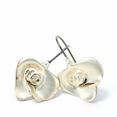 【中古】 シャネル ピアス フラワーモチーフ メタル シルバー - アクセサリー ココマーク レディース 女性 CHANEL