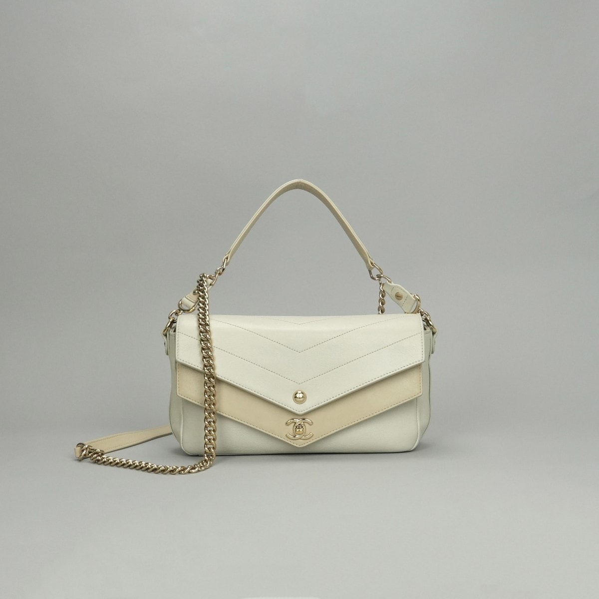 シャネル CHANEL シェブロン Vステッチ バッグ ショルダーバッグ カーフスキン ベージュ系 beige ゴールド金具 チェーンショルダーバッグ Wチェーン ココマーク ターンロック