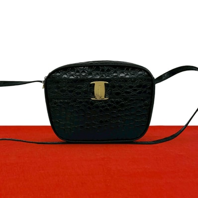 Salvatore Ferragamo サルヴァトーレフェラガモ ヴァラリボン ロゴ 金具 レザー ショルダーバッグ ブラック
48685