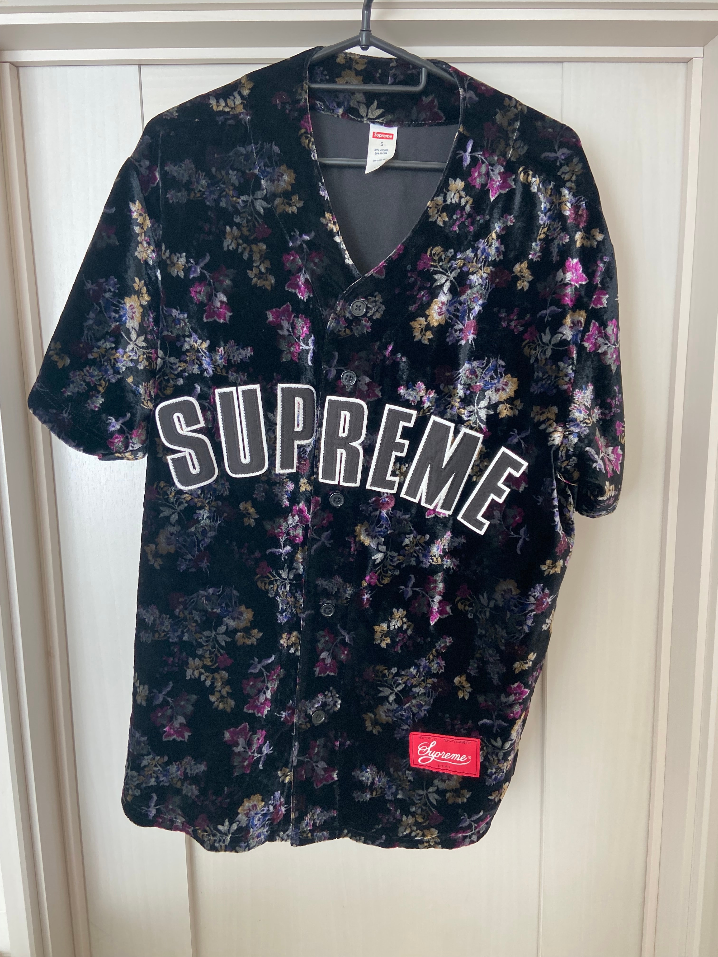 早い者勝新品試着☆シュプリームアーチロゴフローラルベースボールシャツセットアップ 目立った傷や汚れなし】シュプリーム フローラル ベロア ベースボール