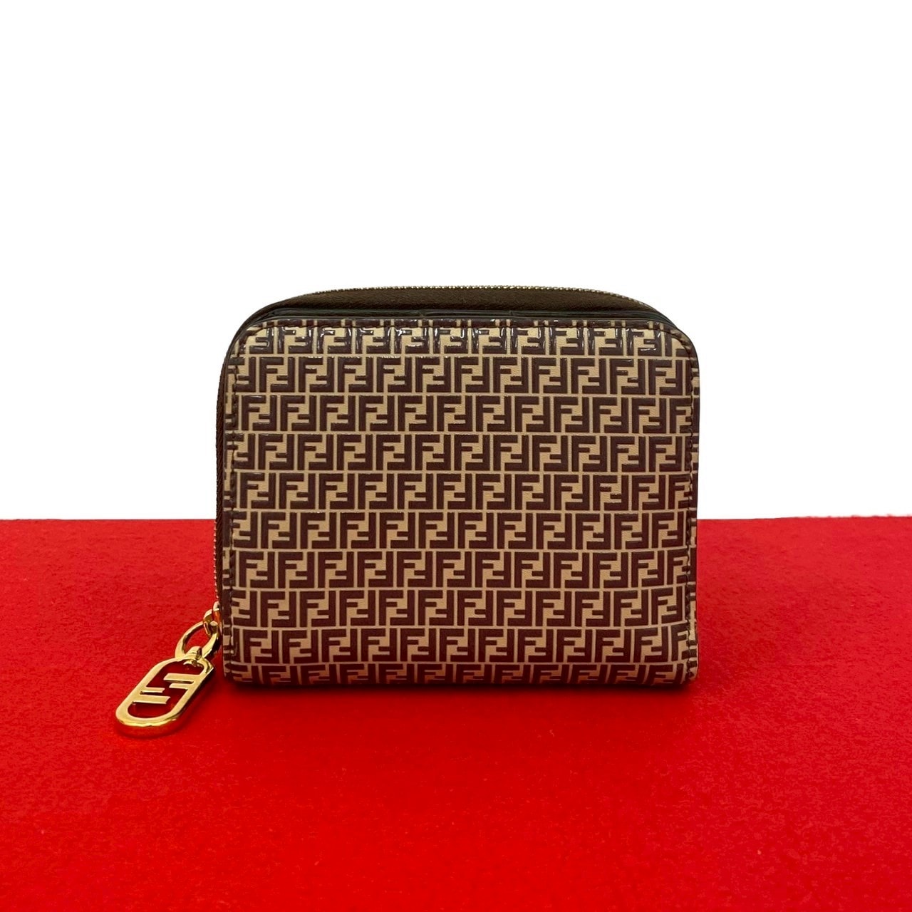 FENDI フェンディ オーロック 金具 FF ロゴ 柄 レザー 二つ折り財布 ブラウン
s1110