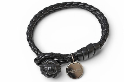 ボッテガヴェネタ ブレスレット/バングル BOTTEGA VENETA イントレチャート ブラック【中古】
