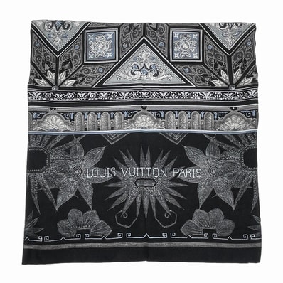 LOUIS VUITTON ルイ・ヴィトン 19世紀のパリの装飾 LES DECORS PARISIENS AU XIX SIECLE スカーフ
大判 カシミヤ シルク ブラック ユニセックス
【中古】