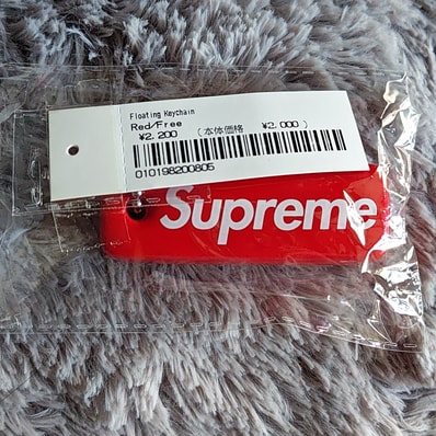 Supreme Floating Keychain "Red"