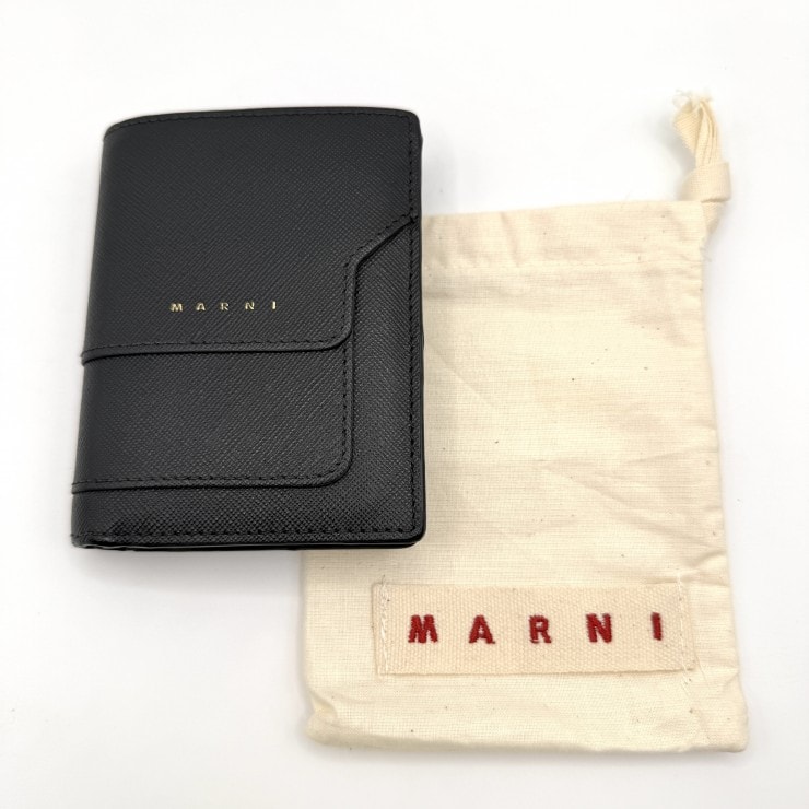 MARNI(マルニ)二つ折り財布 コンパクトウォレット ブラック サフィアーノレザー ゴールドロゴ メンズ レディース PFMOQ14U07 LV520 Z360N【中古】