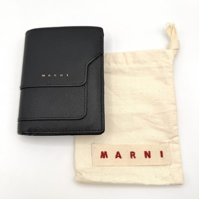 MARNI(マルニ)二つ折り財布 コンパクトウォレット ブラック サフィアーノレザー ゴールドロゴ メンズ レディース PFMOQ14U07 LV520 Z360N【中古】