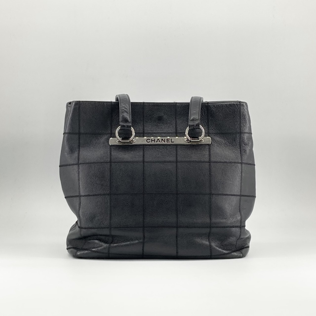 CHANEL(シャネル) チョコバーステッチ キャビアスキンレザー シルバーロゴプレート トートバッグ ブラック×シルバー