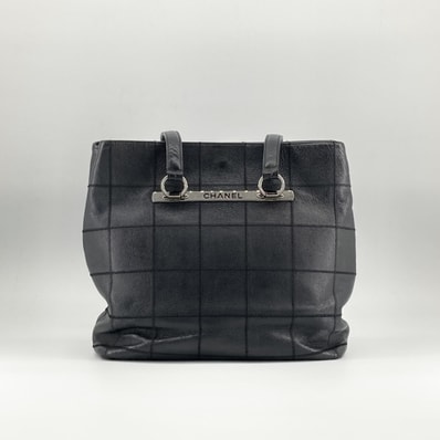 CHANEL(シャネル) チョコバーステッチ キャビアスキンレザー シルバーロゴプレート トートバッグ ブラック×シルバー