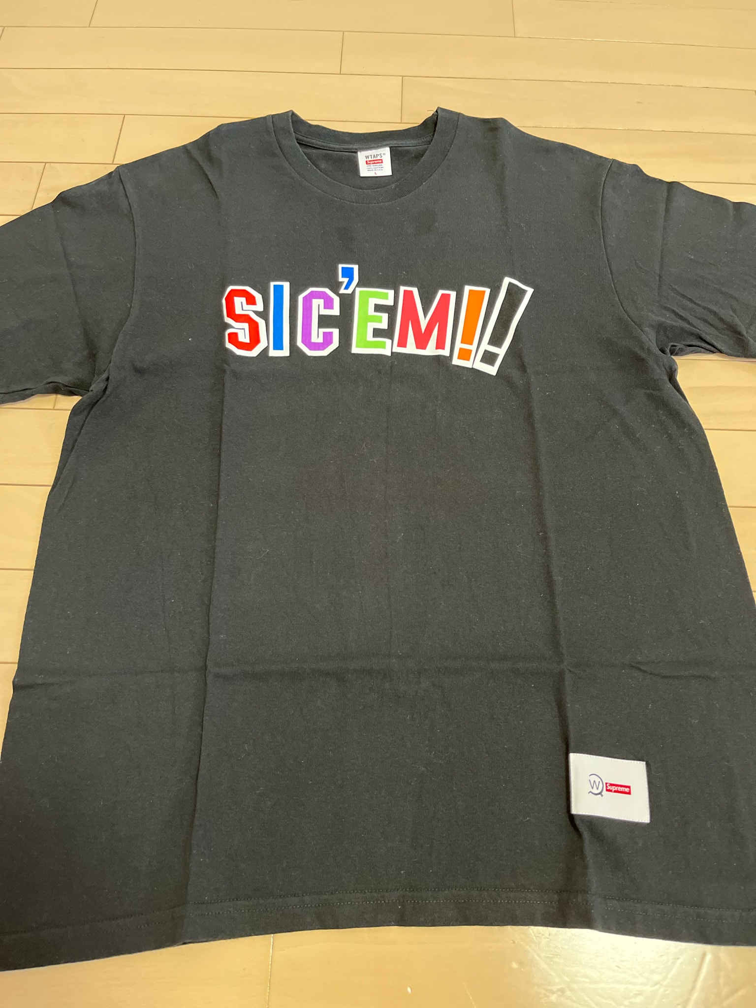 Supreme x WTAPS Sic'em! Tee "Black"