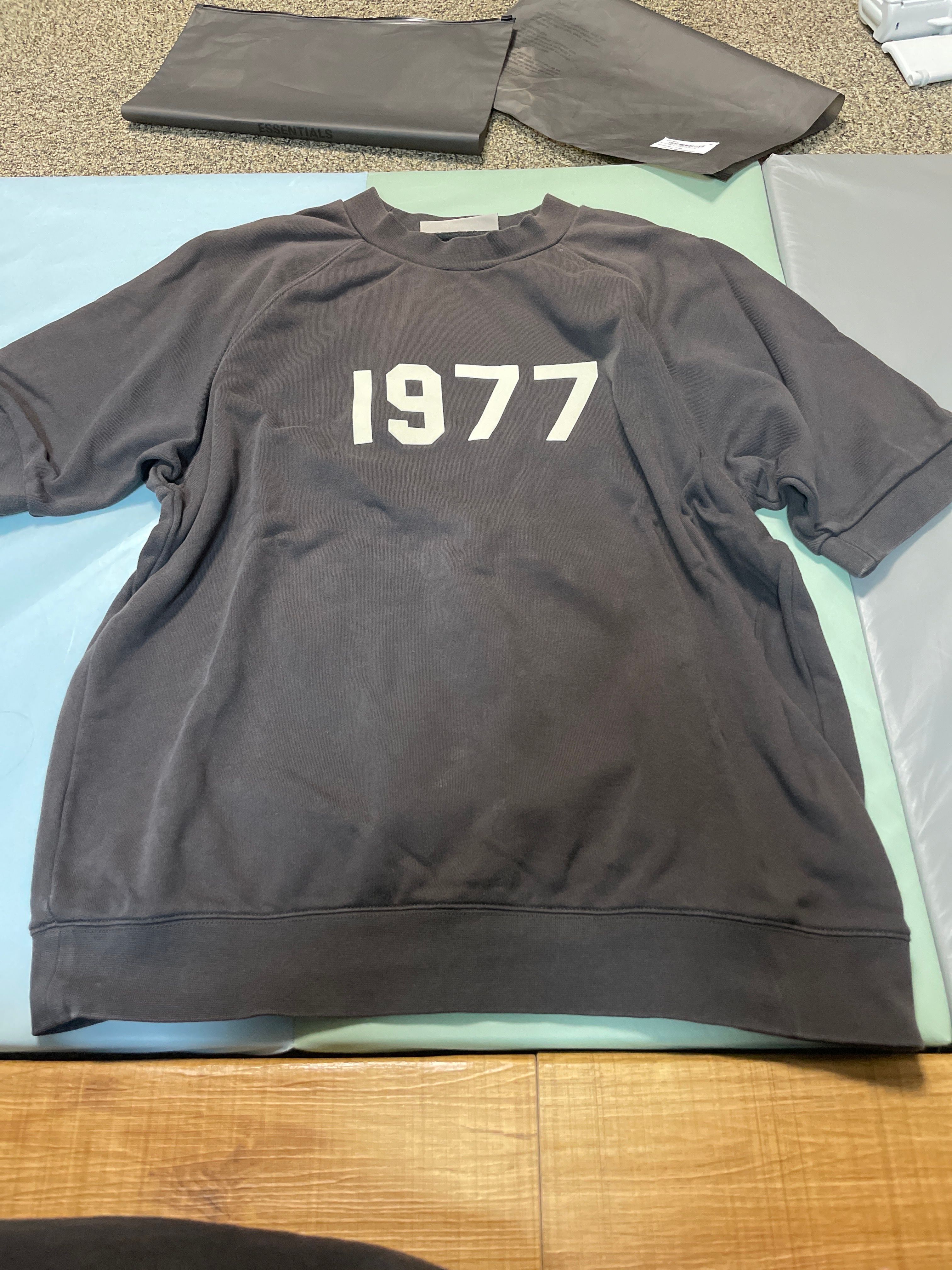 FEAR OF GOD ESSENTIALS 1977 SS RAGLAN CREWNECK "Iron"