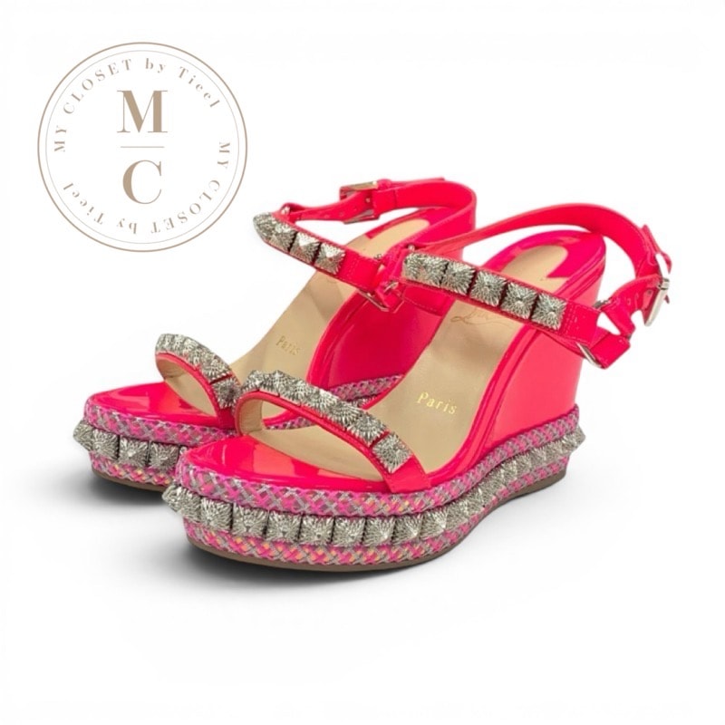 クリスチャンルブタン Christian Louboutin ピラリヤド サンダル 靴 シューズ パテントレザー ネオンピンク シルバー スタッズ ウェッジソール ピラクロウ