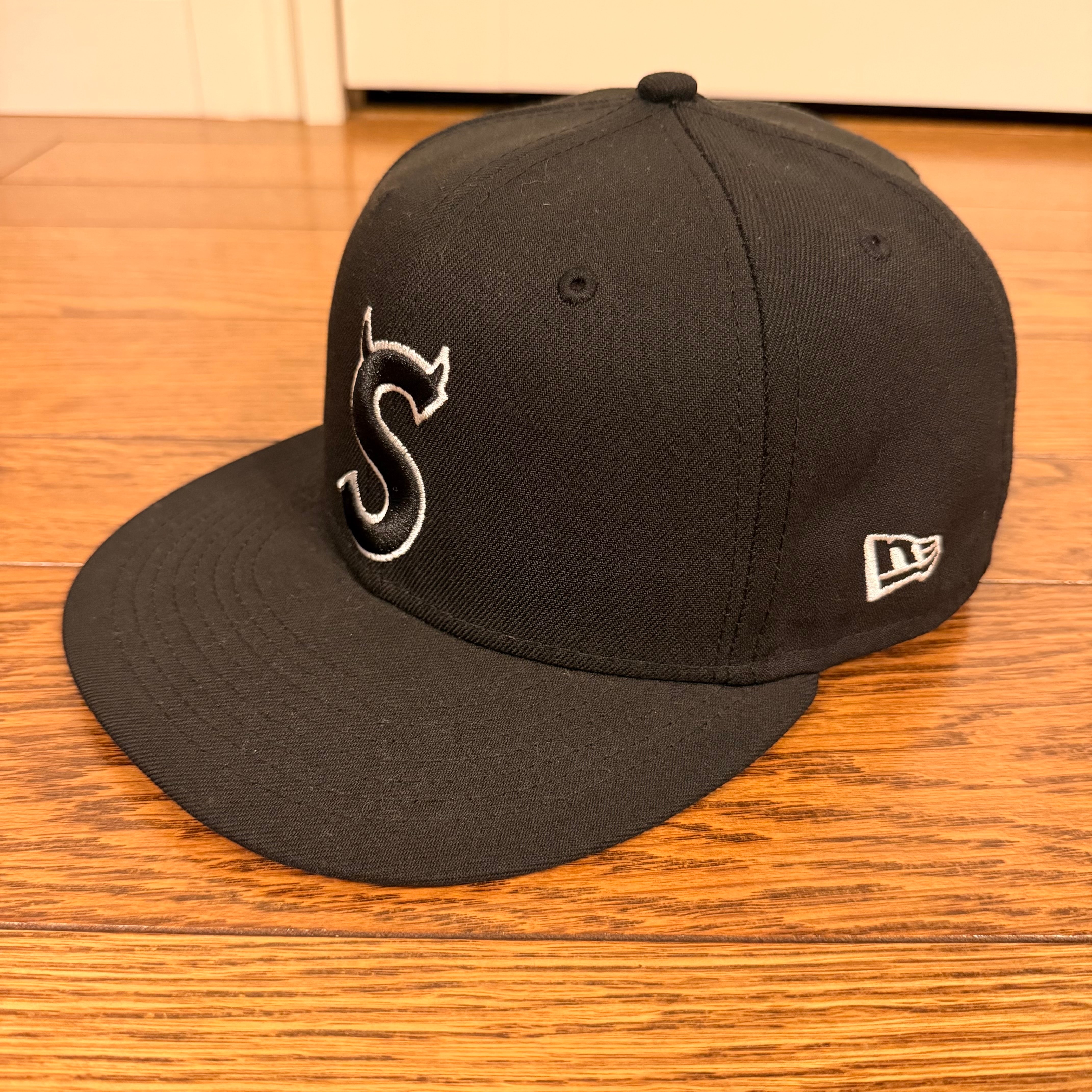 Supreme S Logo New Era "Black" (22FW)