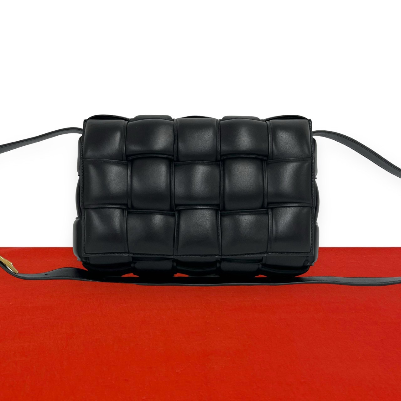 BOTTEGA VENETA ボッテガヴェネタ パデットカセット レザー ショルダーバッグ ブラック
 21890