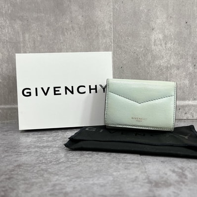 【GIVENCHY】ジバンシー 財布 箱・保存袋付き 三つ折り財布 レター型 ゴールドロゴ入り レザー ミントグリーン ミニウォレット レディース
