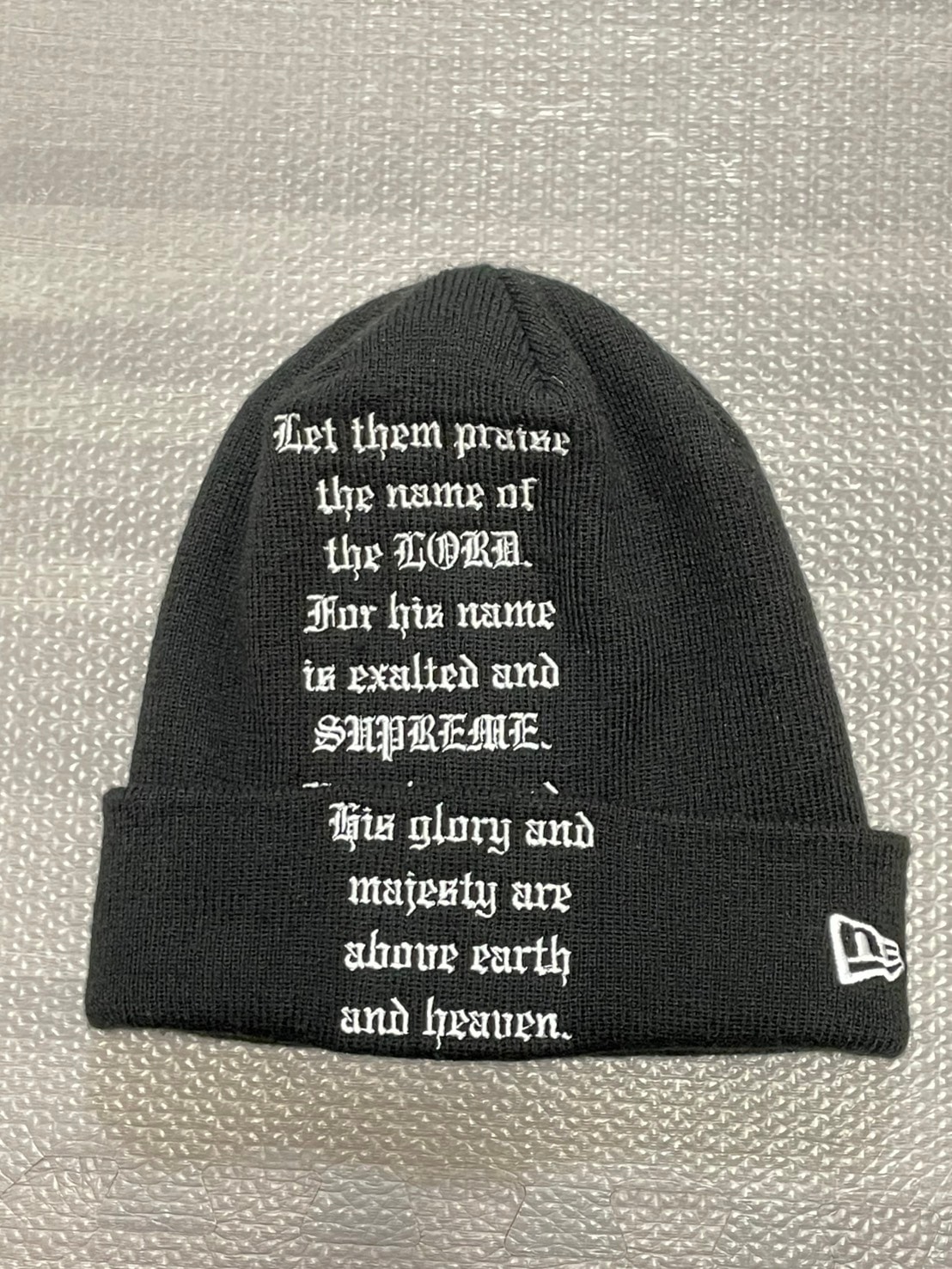Supreme New Era Psalm Beanie "Black"