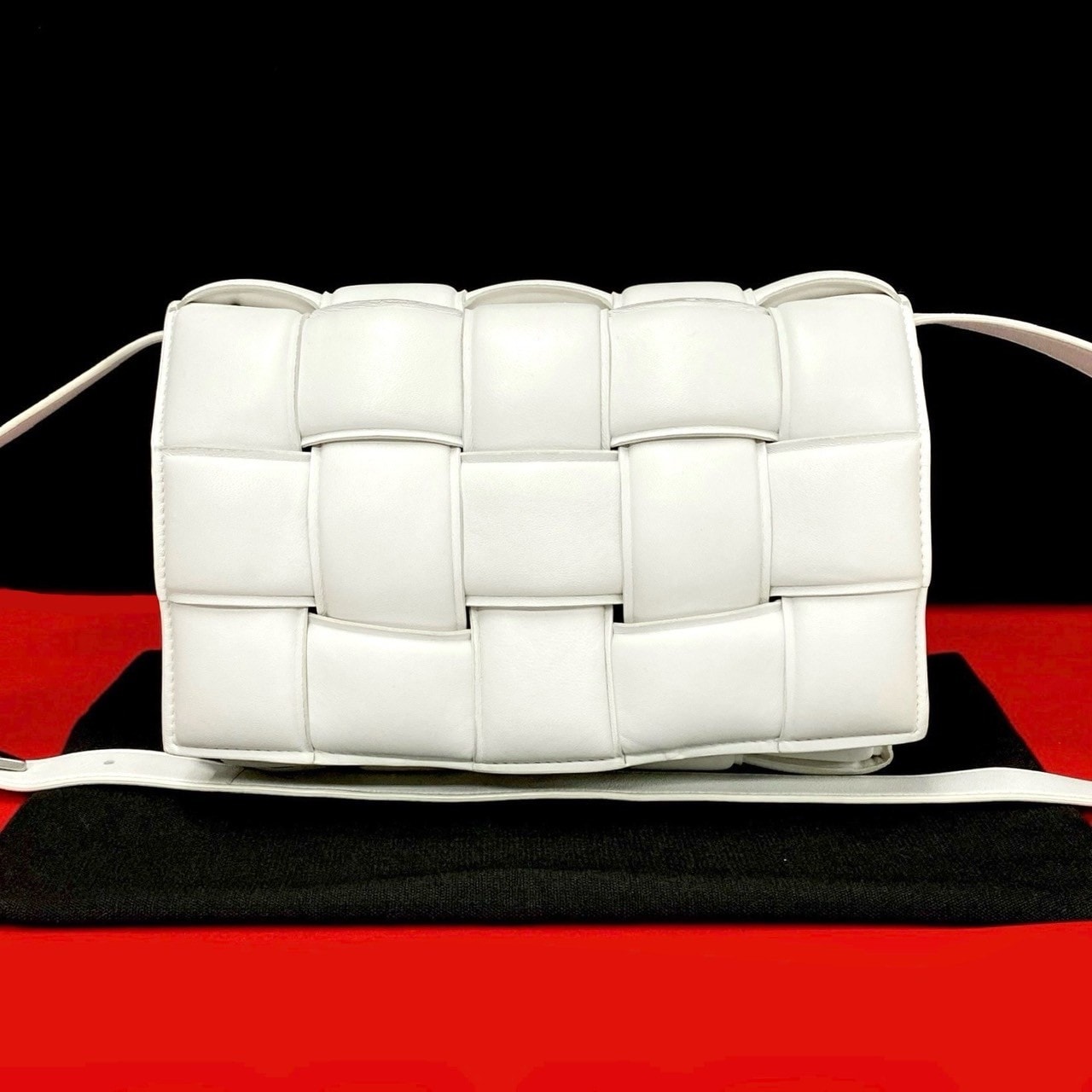 BOTTEGA VENETA ボッテガヴェネタ パデッドカセット レザー ショルダーバッグ ホワイト
27188