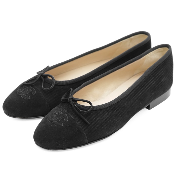 【美品】CHANEL シャネル バレリーナ サイズ 36 レディース シグネチャー ロゴ COCOマークエンブロイダリー 刺繍 リボンモチーフ ヌバック レザー フラットソール パンプス スリッポン バレエ シューズ 靴 箱・袋付属 ブラック 黒 イタリア製