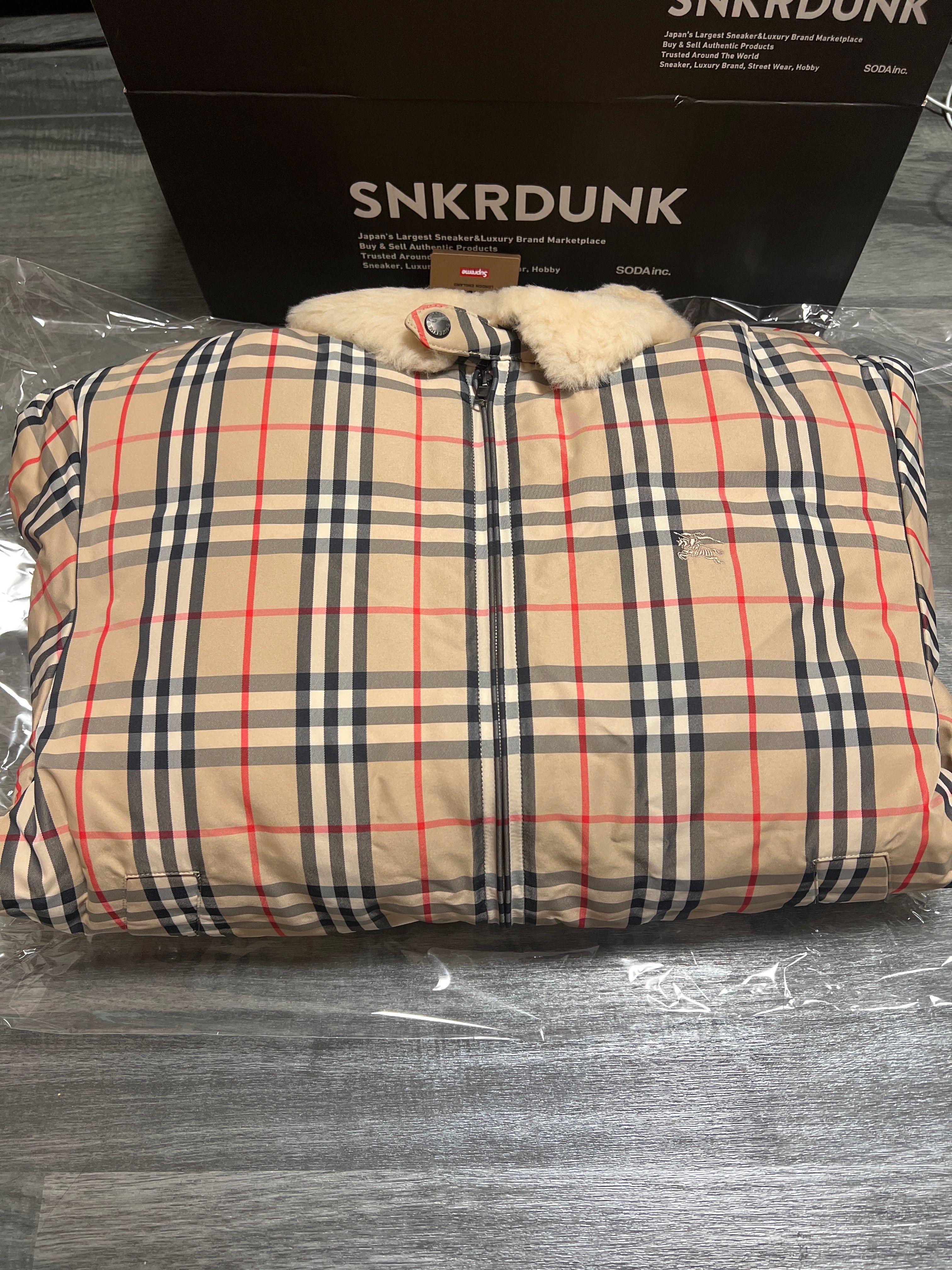 Supreme / Burberry Shearling Collar Down Puffer Jacket "Beige"