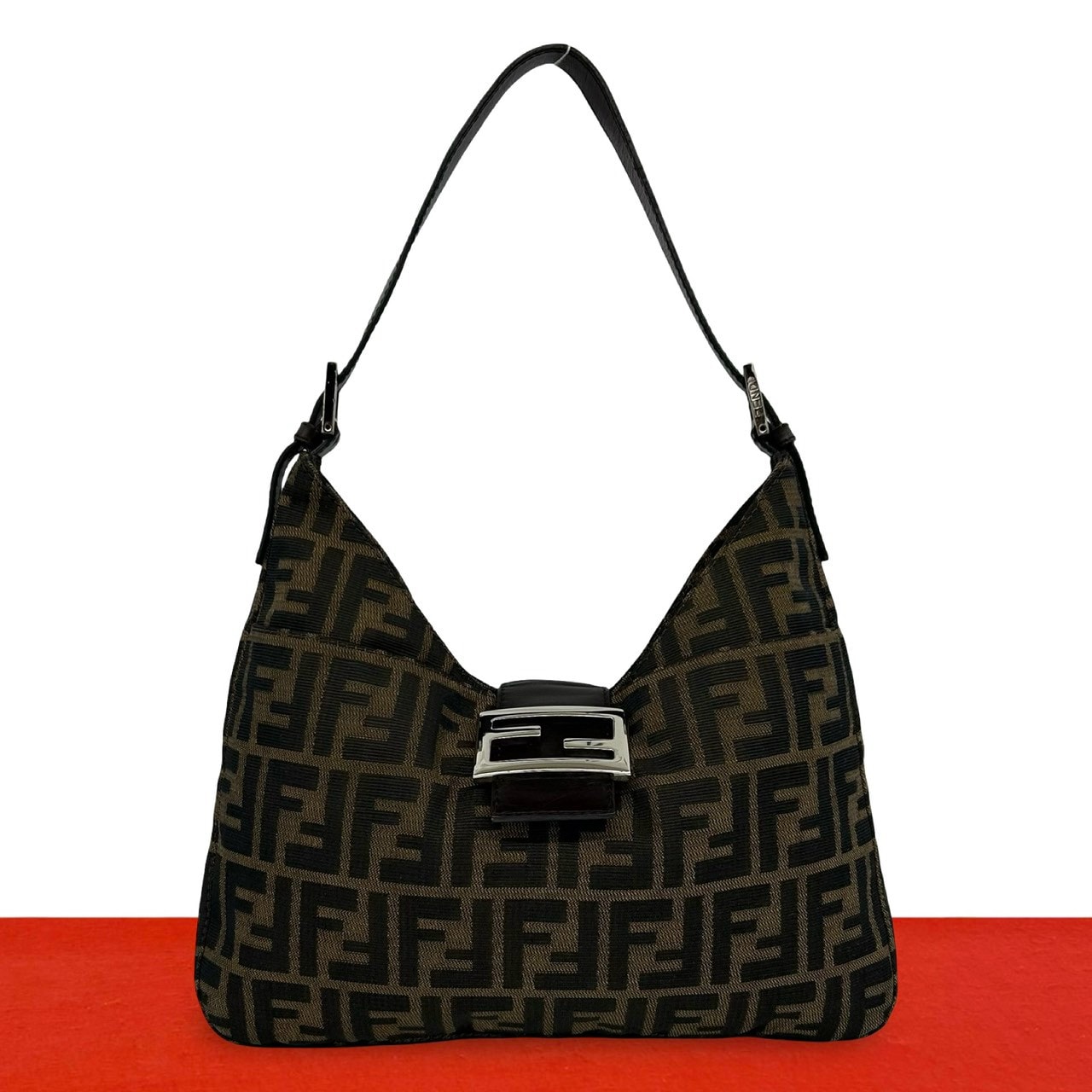 FENDI フェンディ ズッカ FF ロゴ 柄 金具 キャンバス レザー ショルダーバッグ ブラウン
 33270