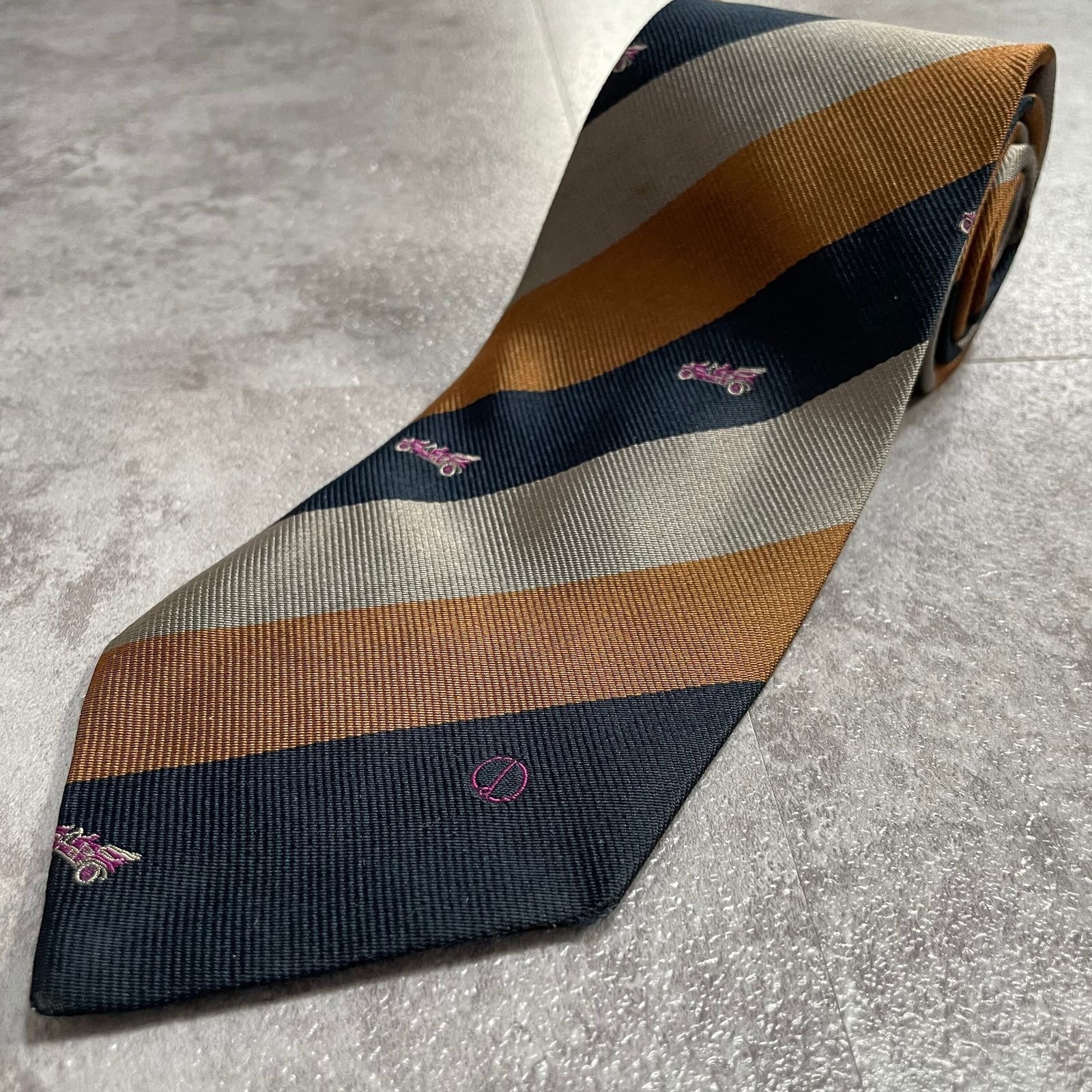 【dunhill】ダンヒル ストライプ柄ネクタイ レジメンタルストライプモチーフ シルク100% メンズ イタリア製 ブラック 黒色 ブラウン 茶色 ベージュ アイボリー マルチカラー ロゴ入り サークルロゴ 車モチーフ 総柄ネクタイ 光沢織り ビジネス向け