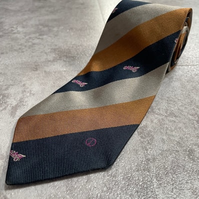 【dunhill】ダンヒル ストライプ柄ネクタイ レジメンタルストライプモチーフ シルク100% メンズ イタリア製 ブラック 黒色 ブラウン 茶色 ベージュ アイボリー マルチカラー ロゴ入り サークルロゴ 車モチーフ 総柄ネクタイ 光沢織り ビジネス向け