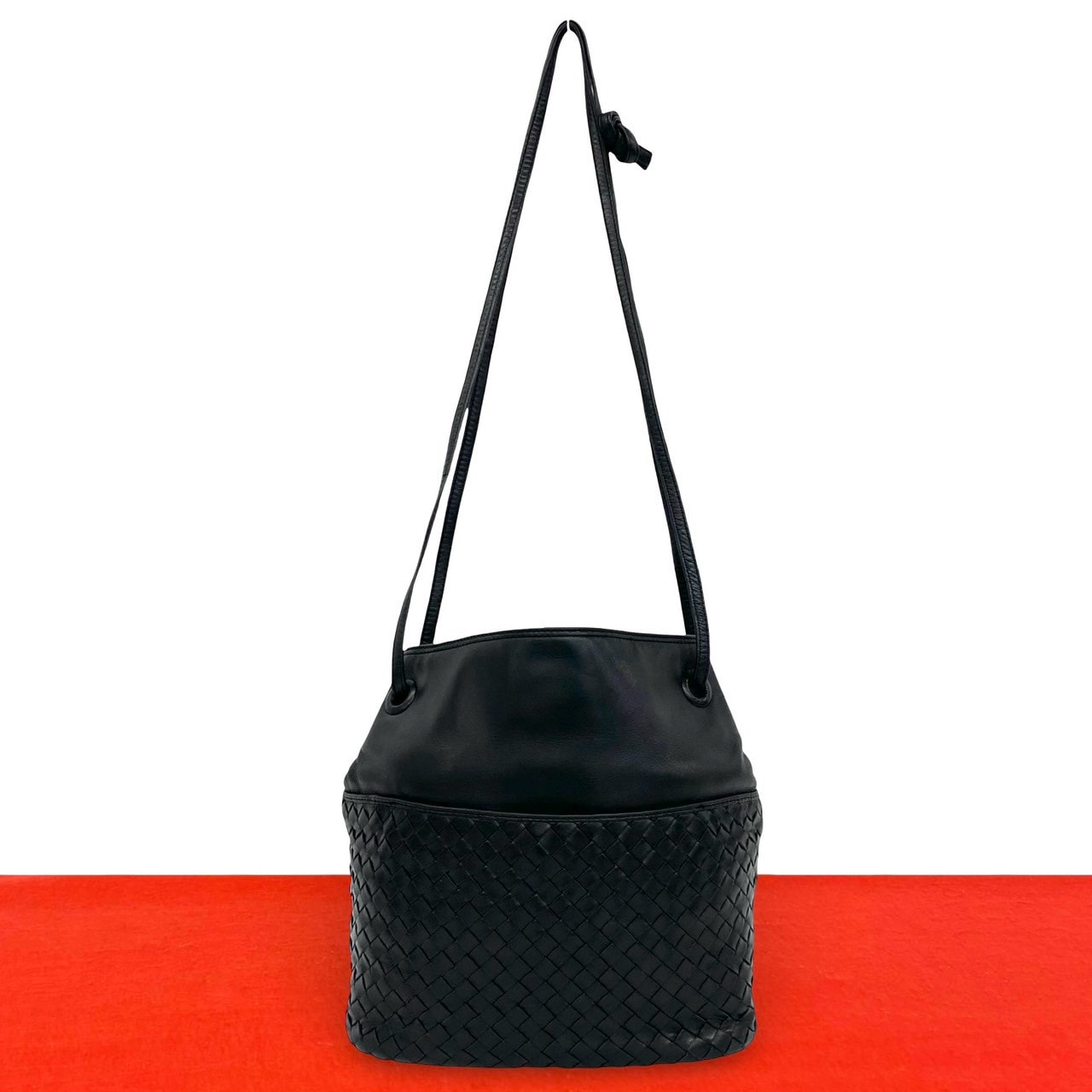 BOTTEGA VENETA ボッテガヴェネタ イントレチャート レザー ショルダーバッグ ブラック
 91333